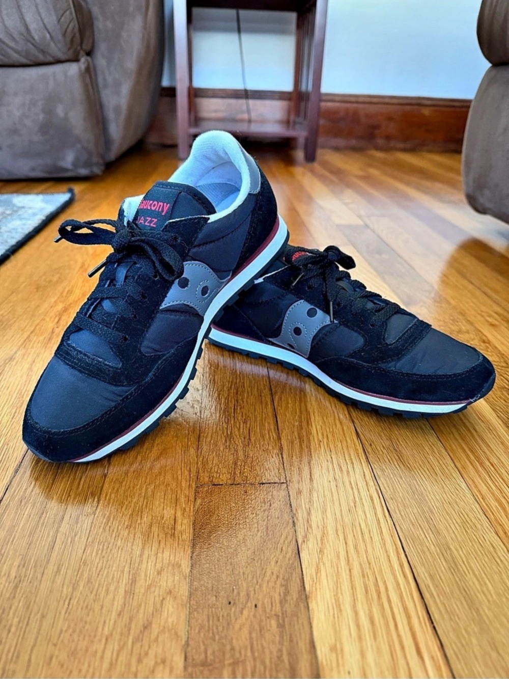 Saucony Jazz Low Pro sneakers in black, gray, and red, women’s size 8.5.